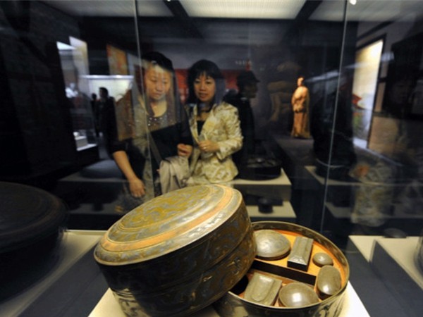 恒温恒湿展柜制作周期一般得多久？