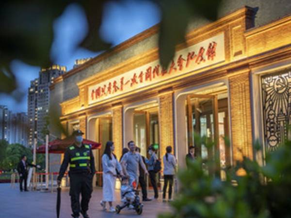 为总理外衣提供文物保护的展柜，联康展柜厂家备案荣幸。